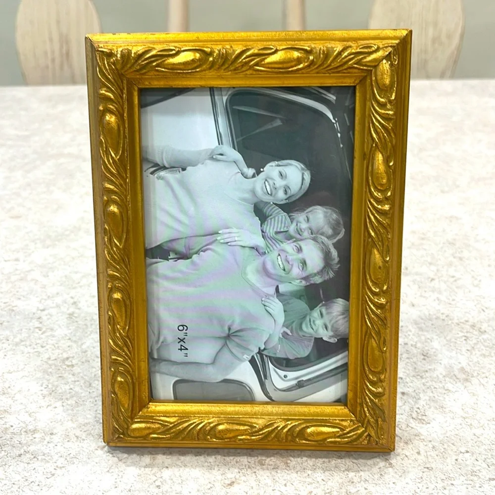 VINTAGE 80’s GOLD ORNATE PICTURE FRAME 6 x 4 or 4 x 6 EASEL STAND OR WALL HANG